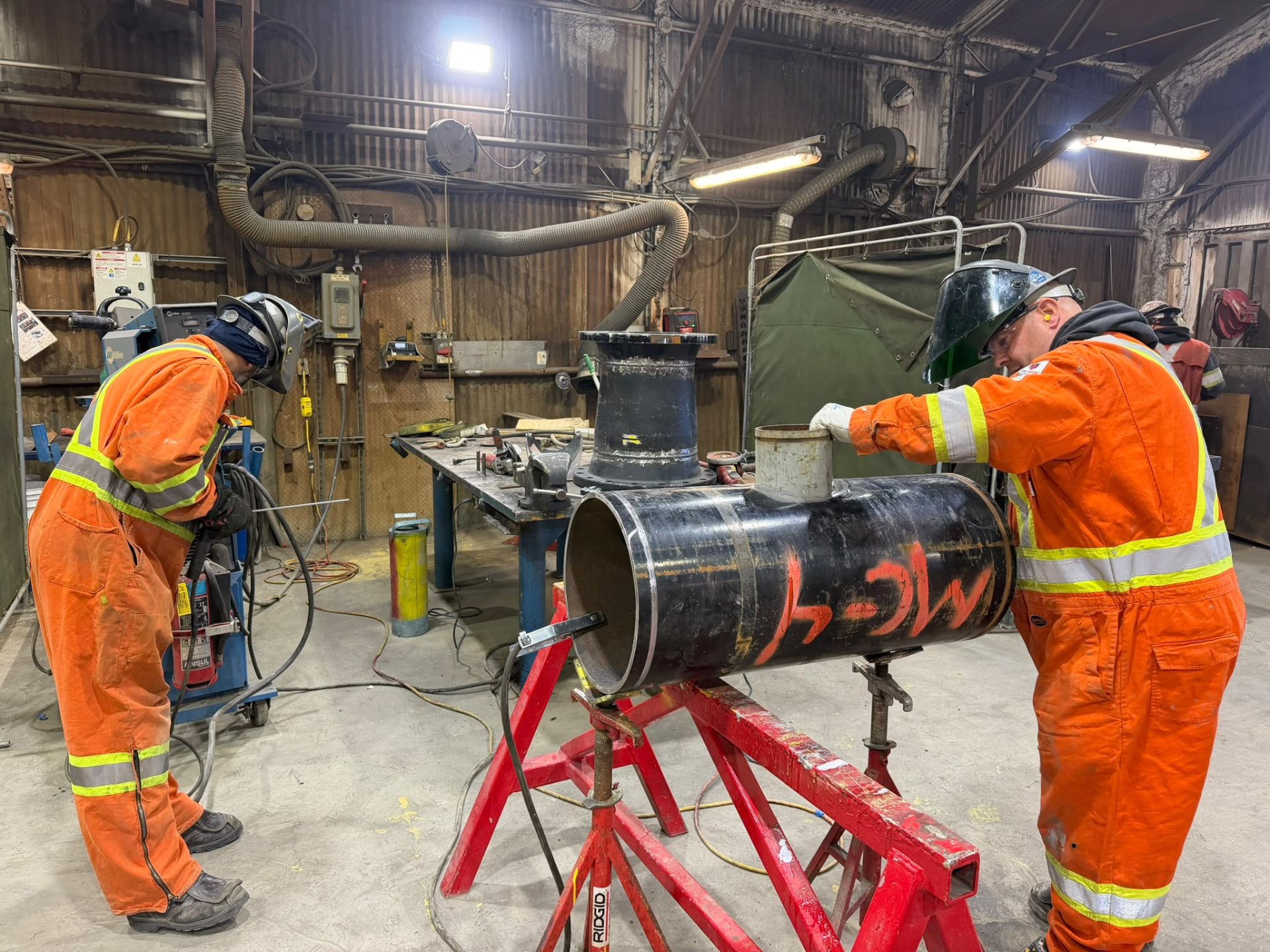 Équipe de shutdown travaillant sur une conduite à brides à la mine Raglan
