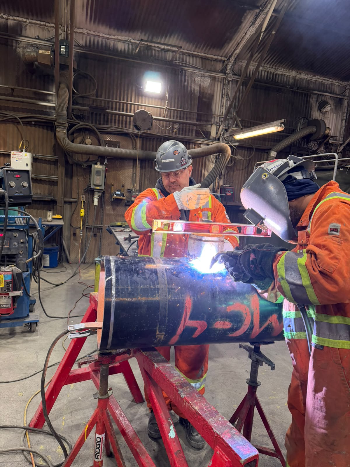 Vérification de niveau et soudage d’une conduite pendant le shutdown de la mine Raglan